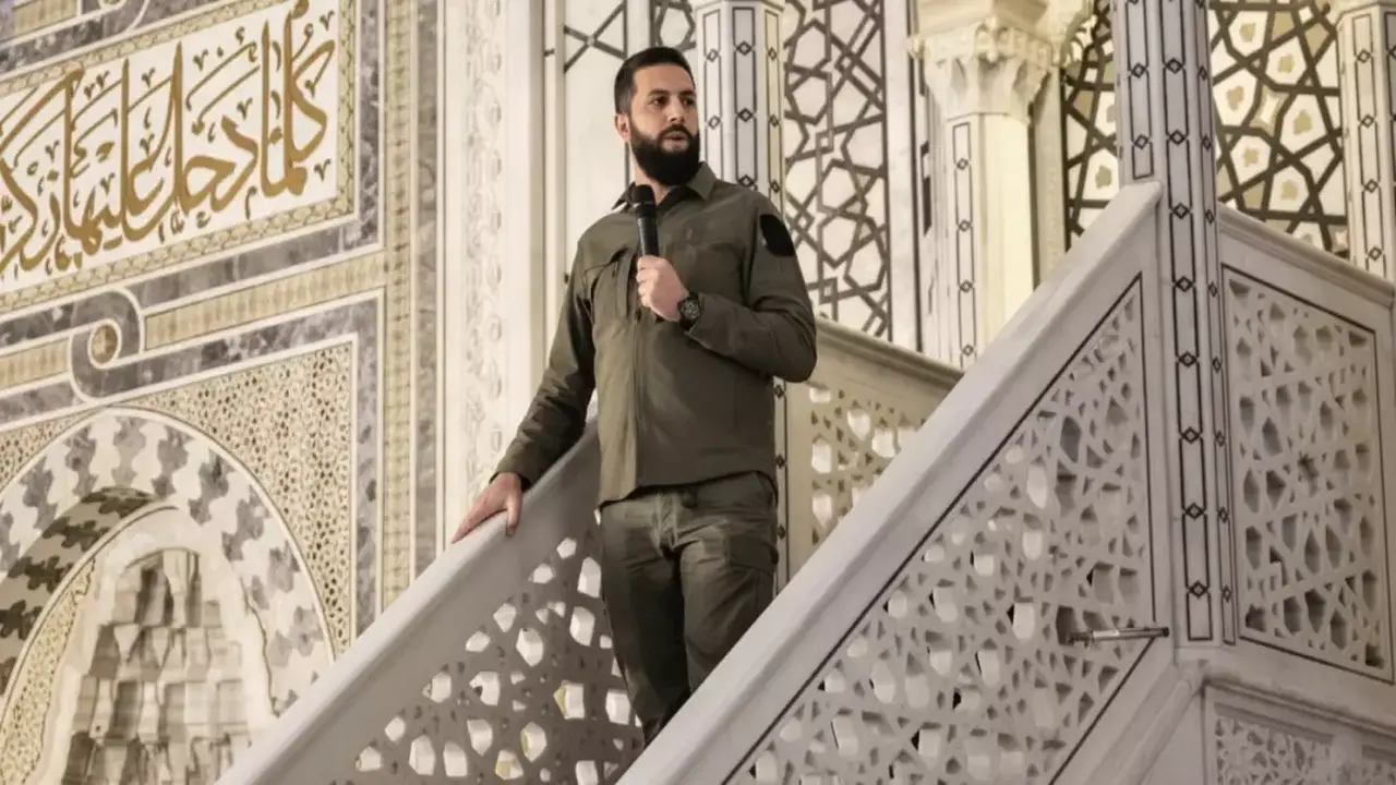 ارتداء الرئيس السوري البدلة العسكرية في المسجد الأموي يعكس أولويات الأمن والرسائل السياسية بعد عام من إعلان النصر